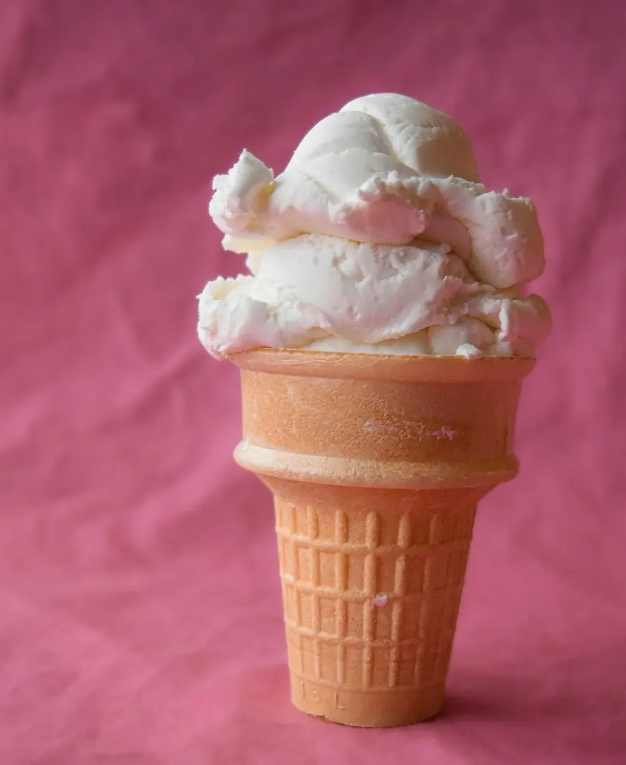 Casquinha de creme sobre fundo rosa