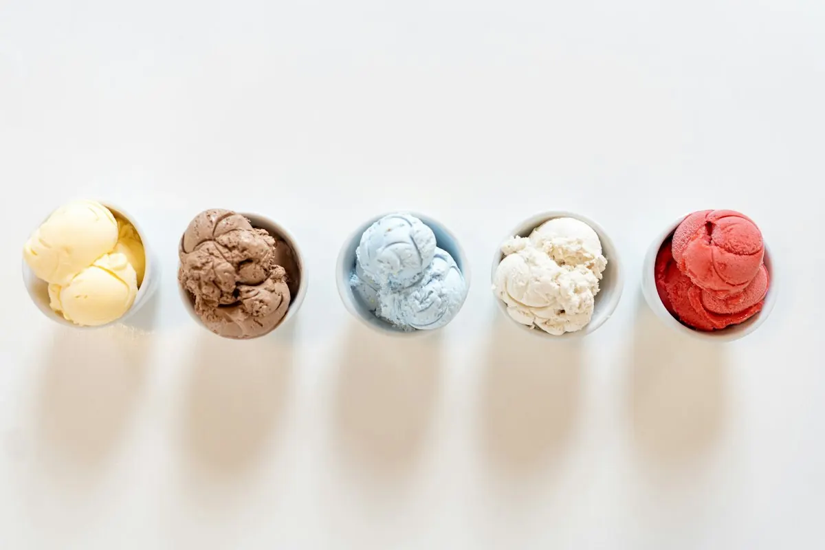 Cinco potinhos com bolas de sorvete coloridas