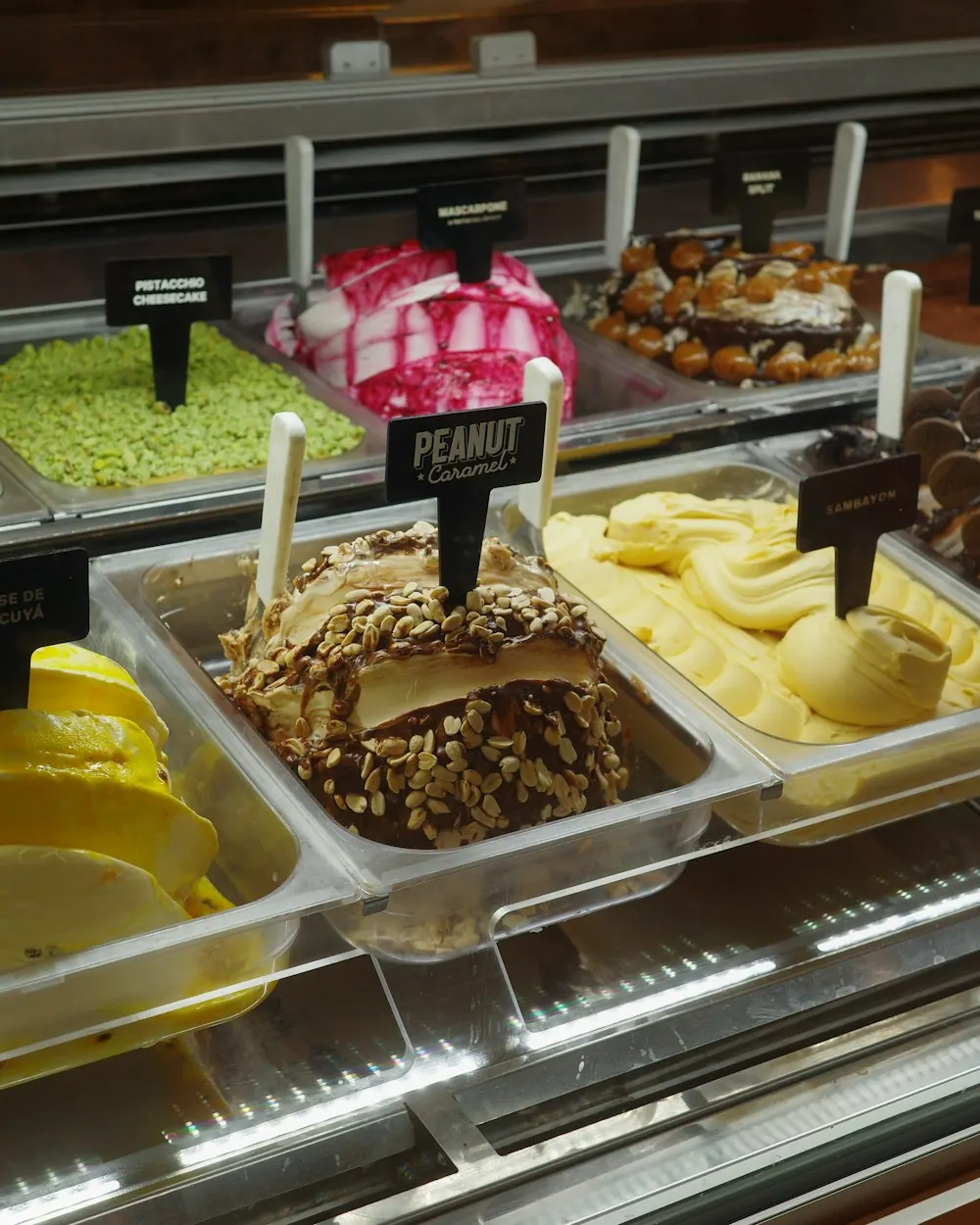Vitrine com sabores de sorvete