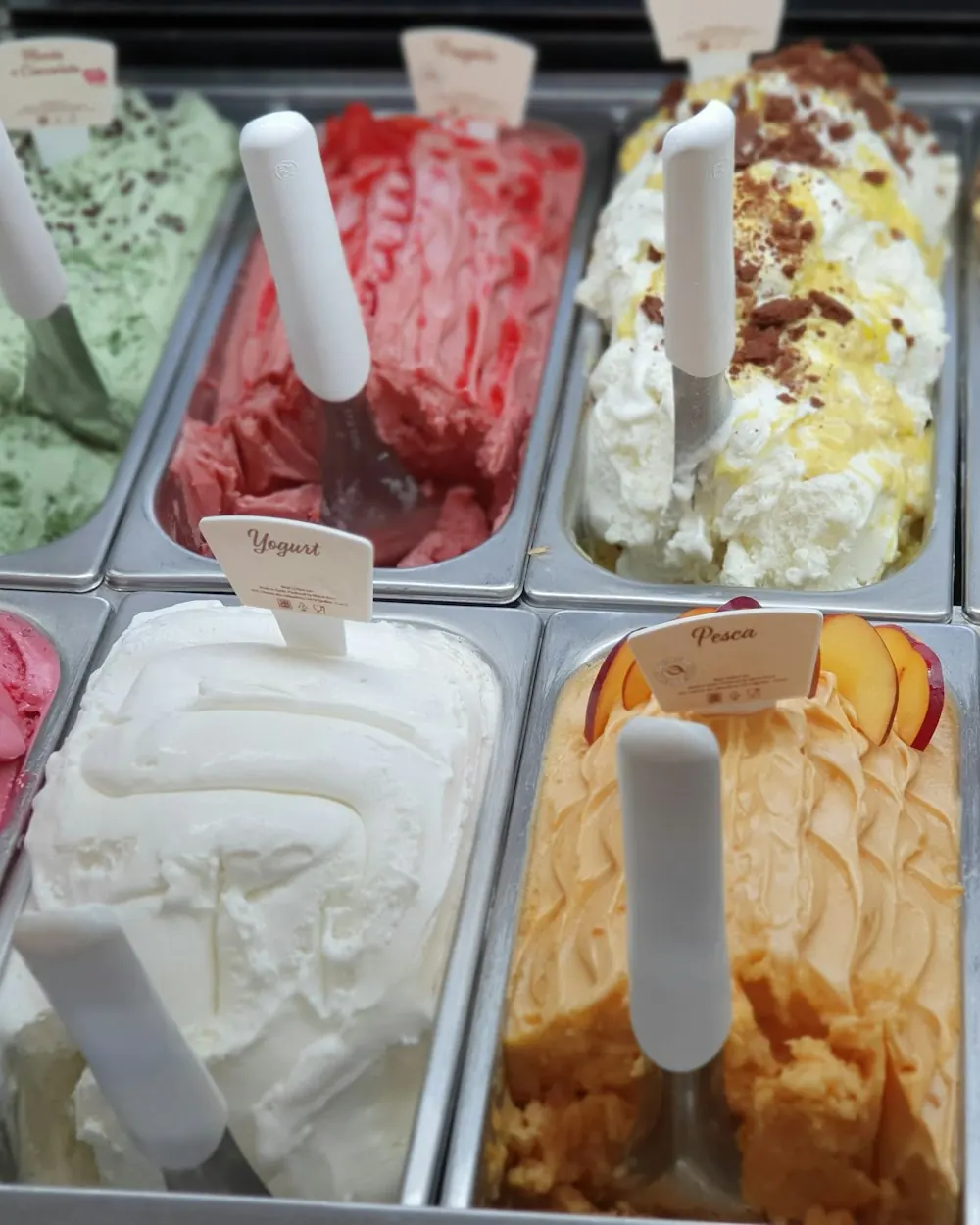 Sabores de sorvete expostos na vitrine