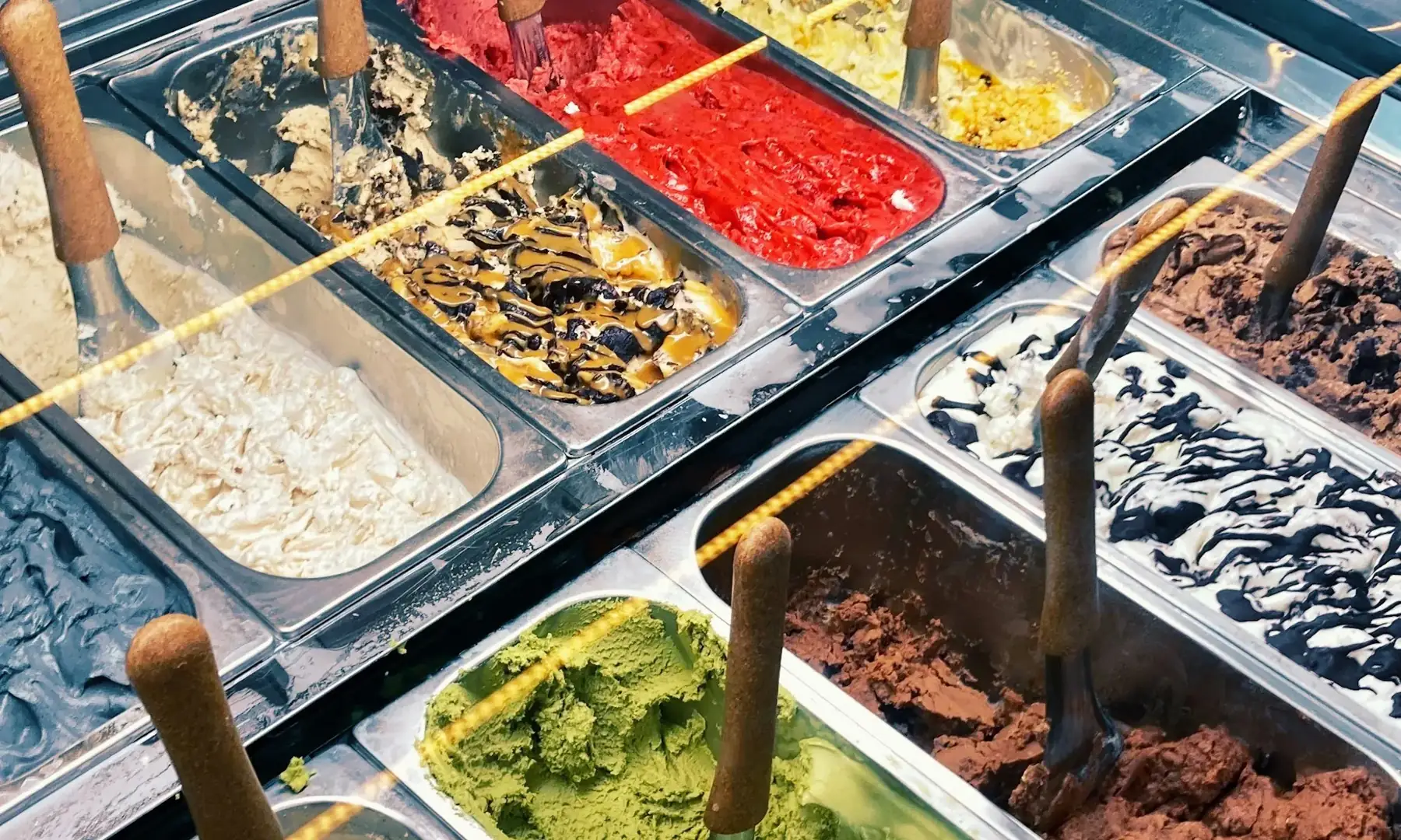 Vitrine da sorveteria com vários sabores de sorvete de massa
